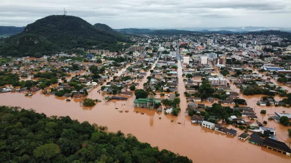 Temporais no RS deixam 32 mortos, afetam rios de todo estado e podem provocar cheia recorde no Guaíba