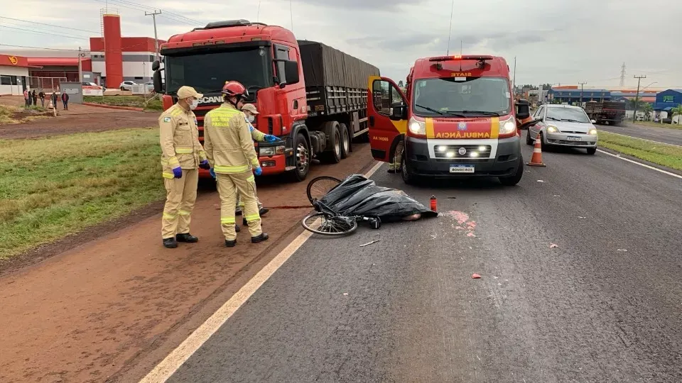 Ciclista morre ao ser atropelado por caminhão na BR 277