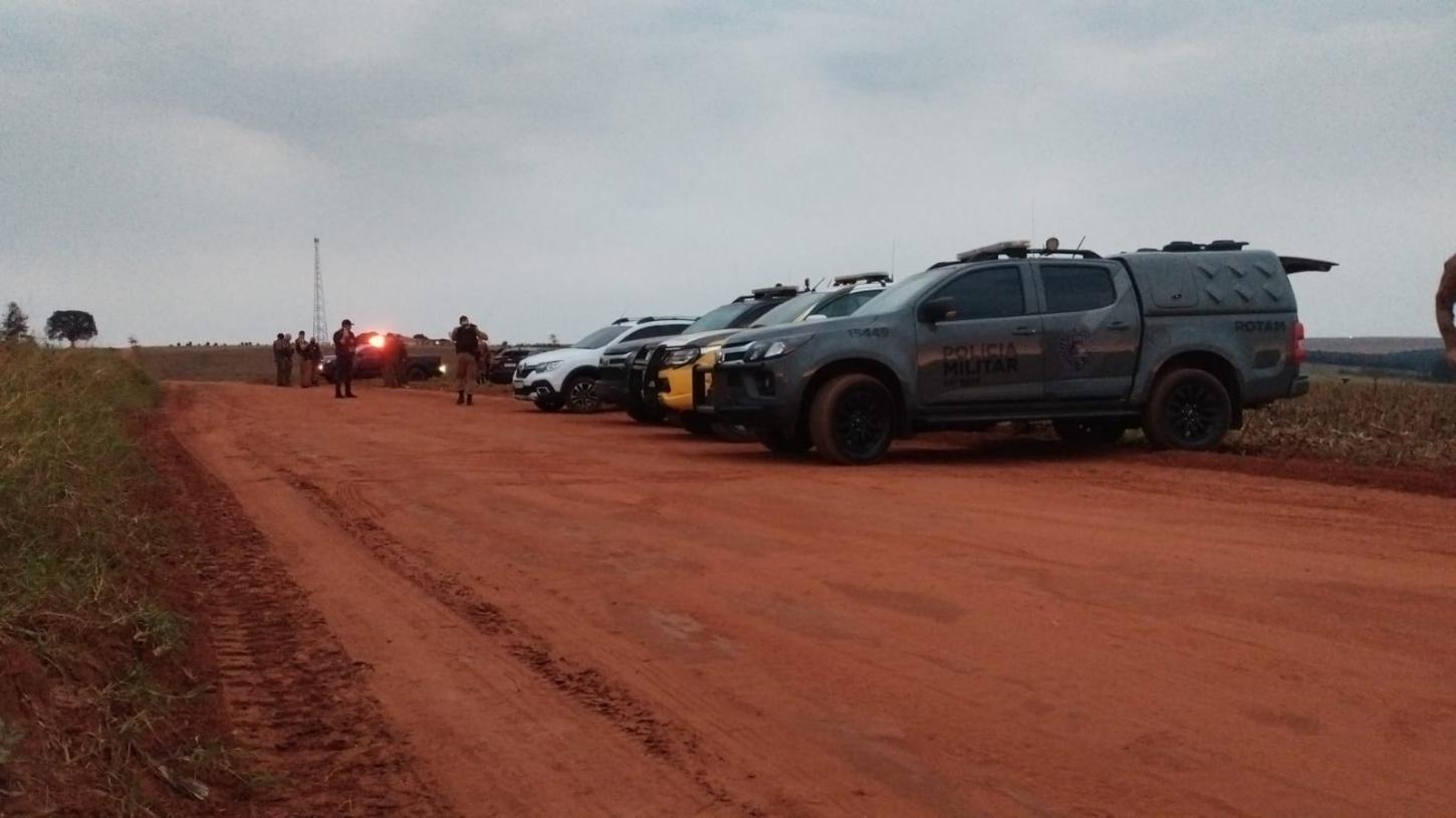 Confronto armado contra a Polícia Militar resulta em morte dos criminosos que roubaram carro na área rural de Mariluz-PR e posterior recuperação do veículo