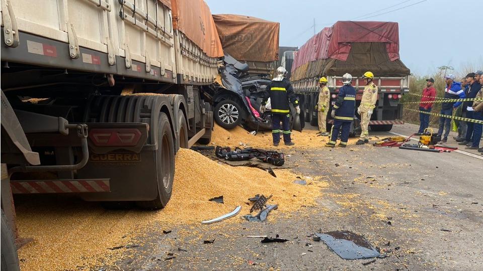 Duas pessoas morrem após carro ser prensado por caminhões na BR 163