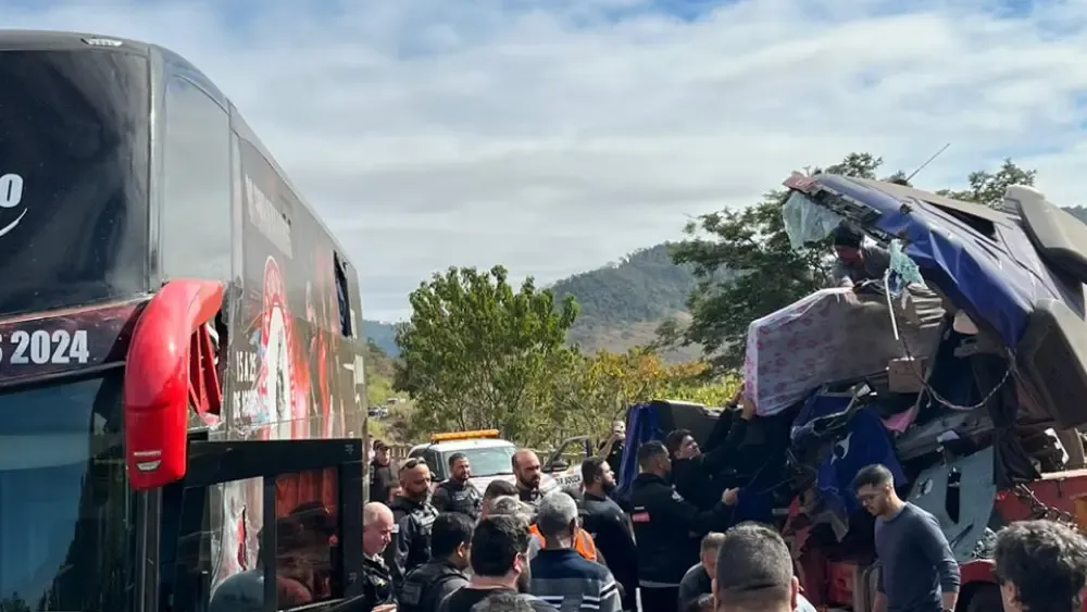 Ônibus da dupla César Menotti & Fabiano se envolve em acidente com carreta na BR-262, na Zona da Mata