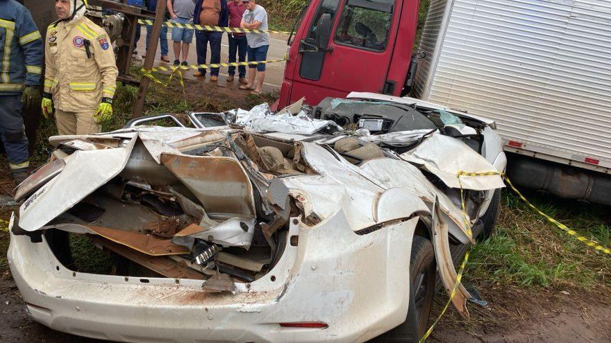 Caminhão de ração tomba sobre caminhonete na BR-163 e mata mulher
