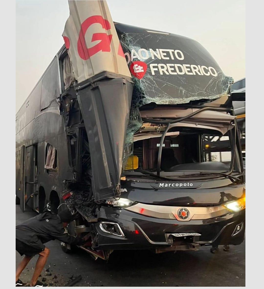 Ônibus da dupla sertaneja João Neto e Frederico bate em carreta e deixa feridos na BR-040, em MG