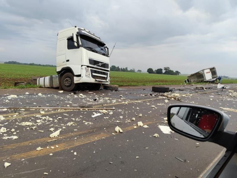 Motorista fica preso às ferragens em grave acidente com três caminhões, entre Guaíra e Mercedes