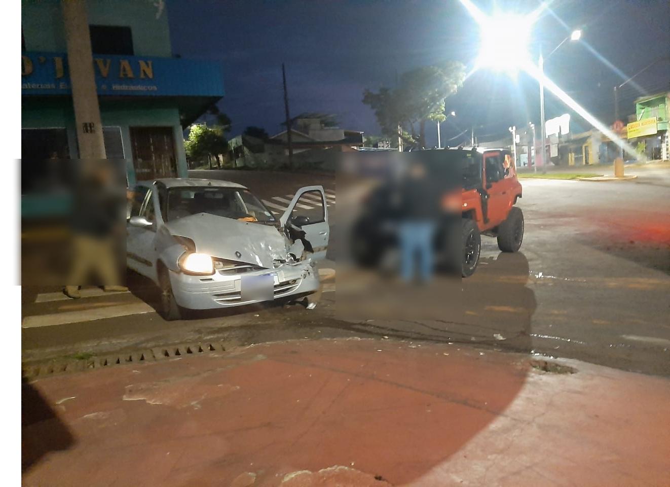 A colisão envolvendo um jipe de trilha e um Renault Clio, ambos com placas Mercosul.