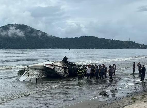 Avião sai da pista, atravessa avenida e explode na praia em Ubatuba (SP)