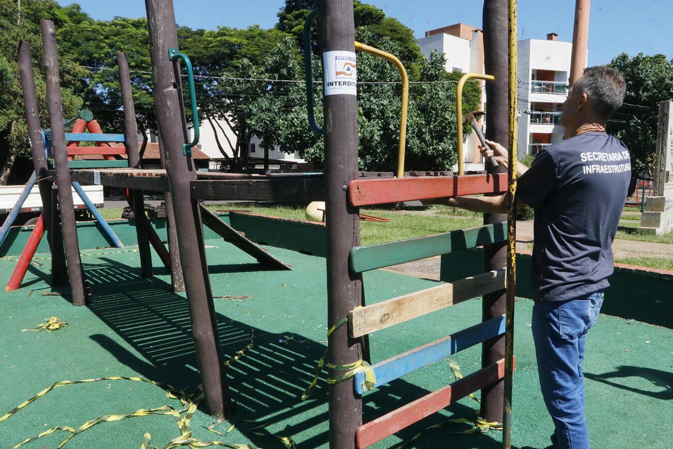 Parque infantil do Jardim Santa Maria recebe manutenção