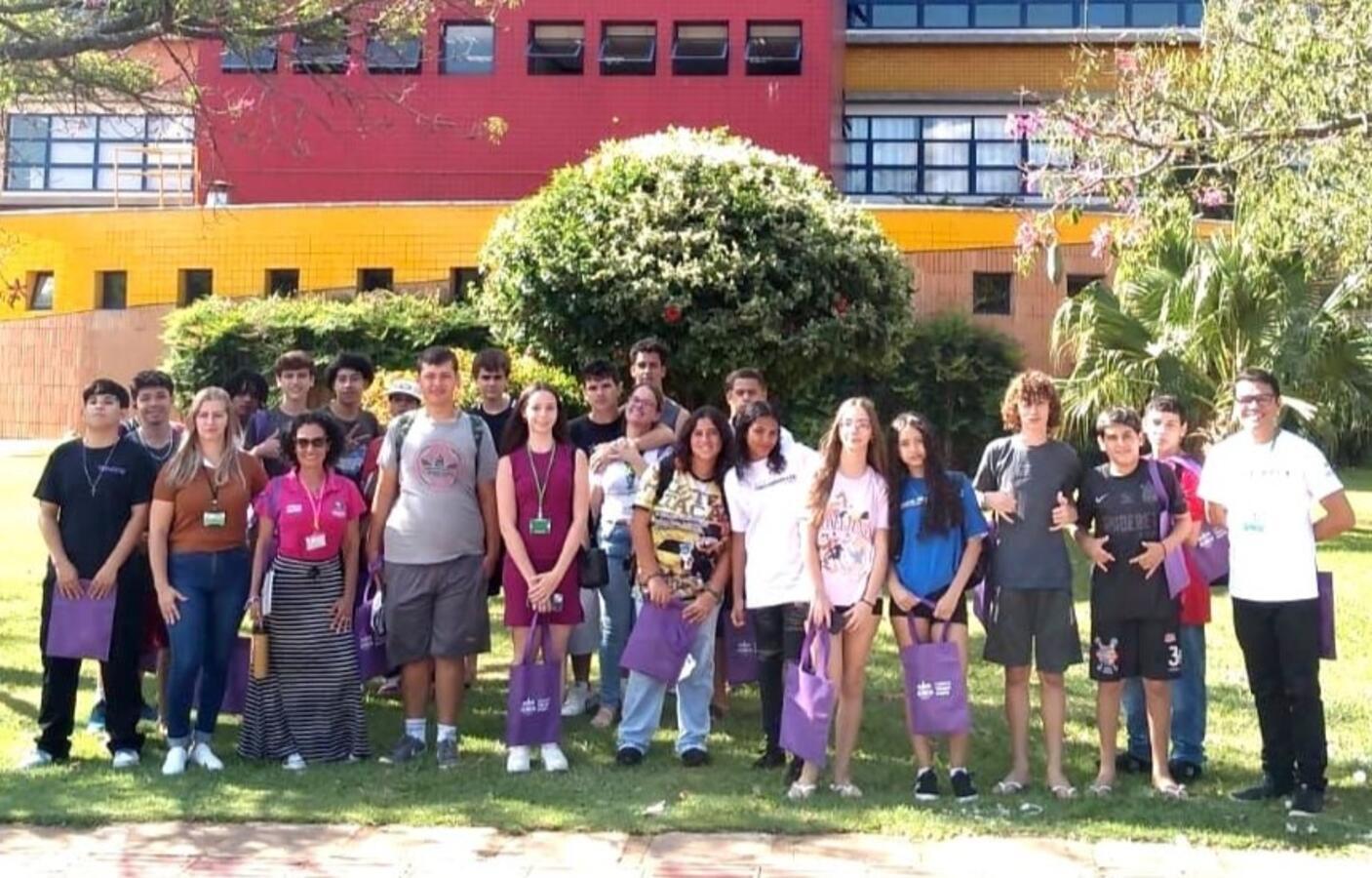 Jovens do programa Agente da Cidadania conhecem estruturas da PUC-PR