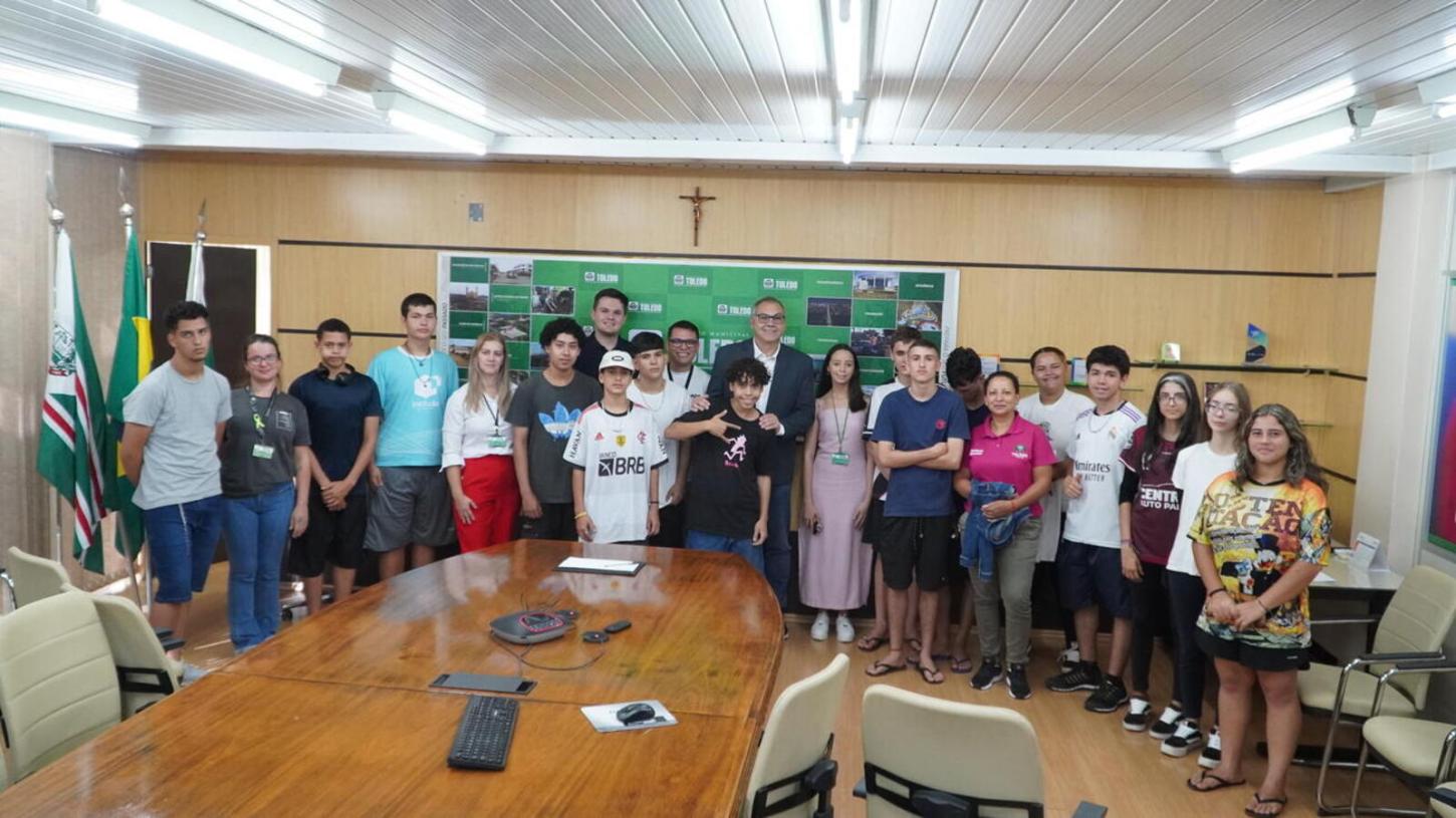 Jovens dos Centros da Juventude visitam o Paço Municipal