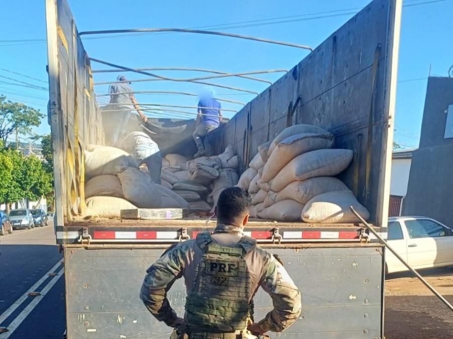 PRF apreende carreta com cerca de uma tonelada de maconha em Toledo