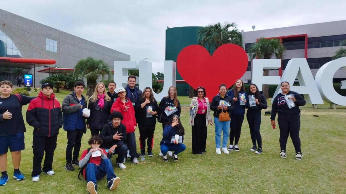 Jovens dos Centros da Juventude visitam instituição universitária