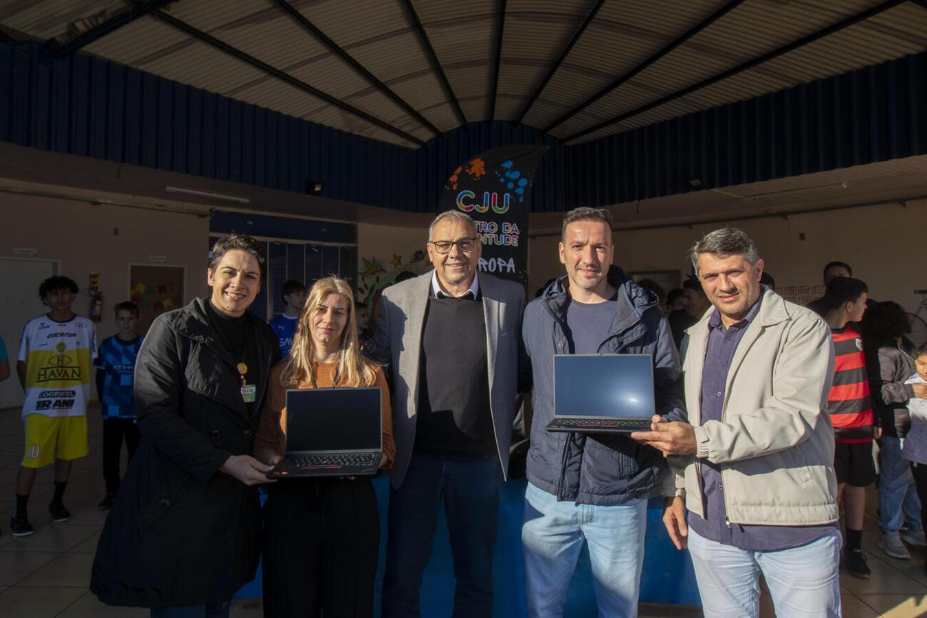 Notebooks são entregues aos Centros da Juventude de Toledo