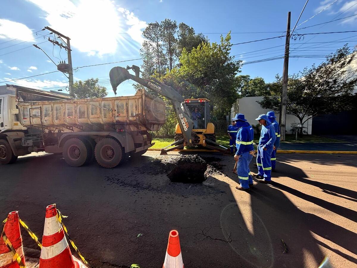 Defesa Civil interdita rua no Jardim Gisela após buraco no asfalto