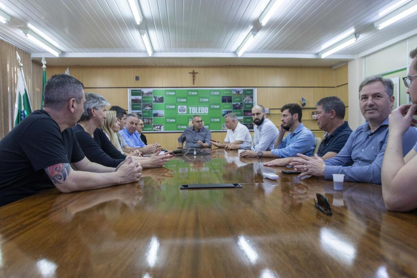 Prefeito e secretários de Araucária visitam Prefeitura de Toledo