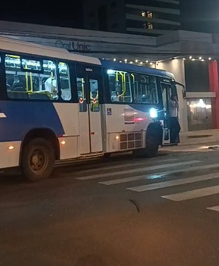 Colisão entre carro e ônibus deixa mulher ferida no centro de Toledo
