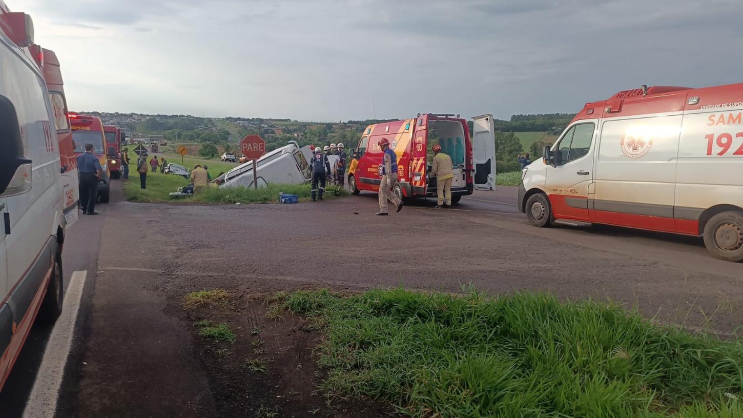 Kombi capota após colisão e quatro ficam feridos na BR-163, em Toledo