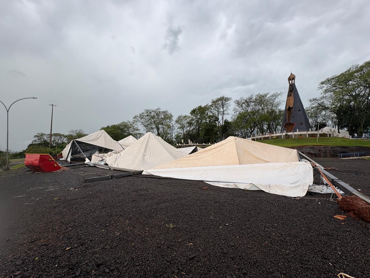 Temporal deixa estragos em Santa Helena e região; árvore de grande porte cai sobre comércio