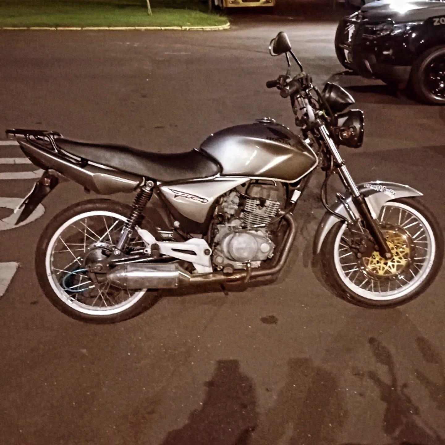 Motocicleta com escapamento irregular é apreendida durante fiscalização da Rocam