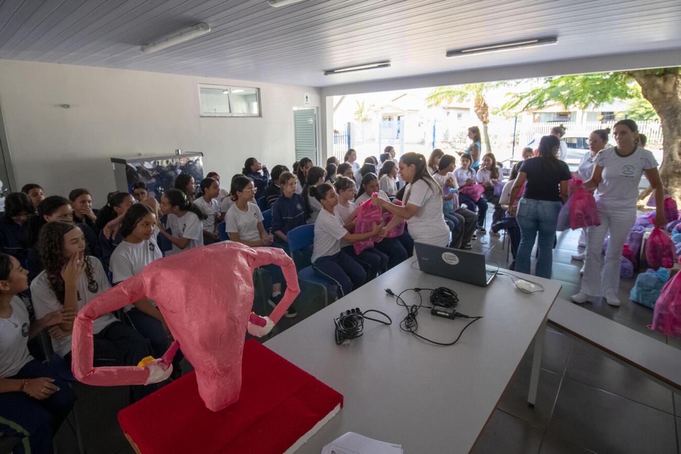 Alunas do Colégio Estadual Jardim Maracanã participam de palestra e recebem kits de higiene íntima