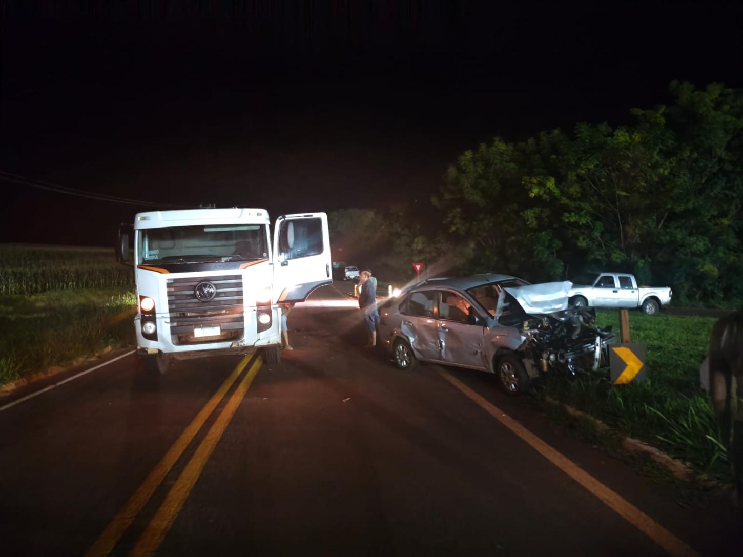 Acidente envolvendo três veículos deixa feridos na PR-239 em Campina da Lagoa