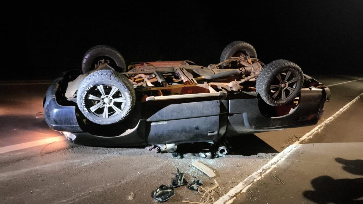 CAPOTAMENTO NA PR-495 MOBILIZA EQUIPE NA MADRUGADA EM PATO BRAGADO