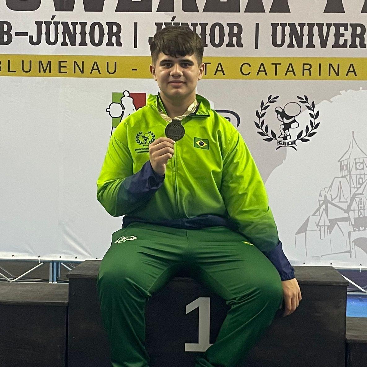 Com apenas 15 anos, Sato mostrou que veio para competir entre gigantes.