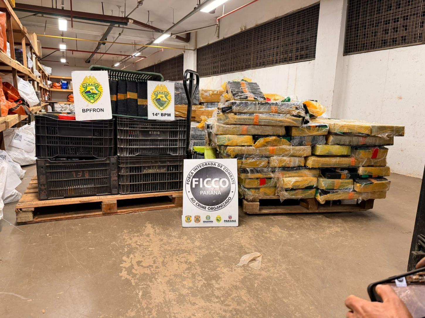 BPFRON, 14º BPM e FICCO apreendem mais de uma tonelada de maconha escondida em carreta em Foz do Iguaçu