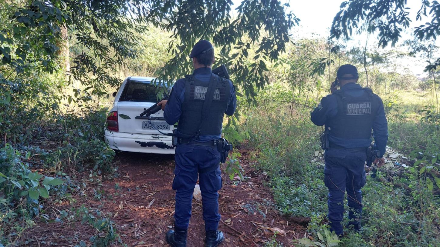Guarda Municipal recupera carro furtado escondido em área de vegetação no bairro Pinheirinho, em Toledo
