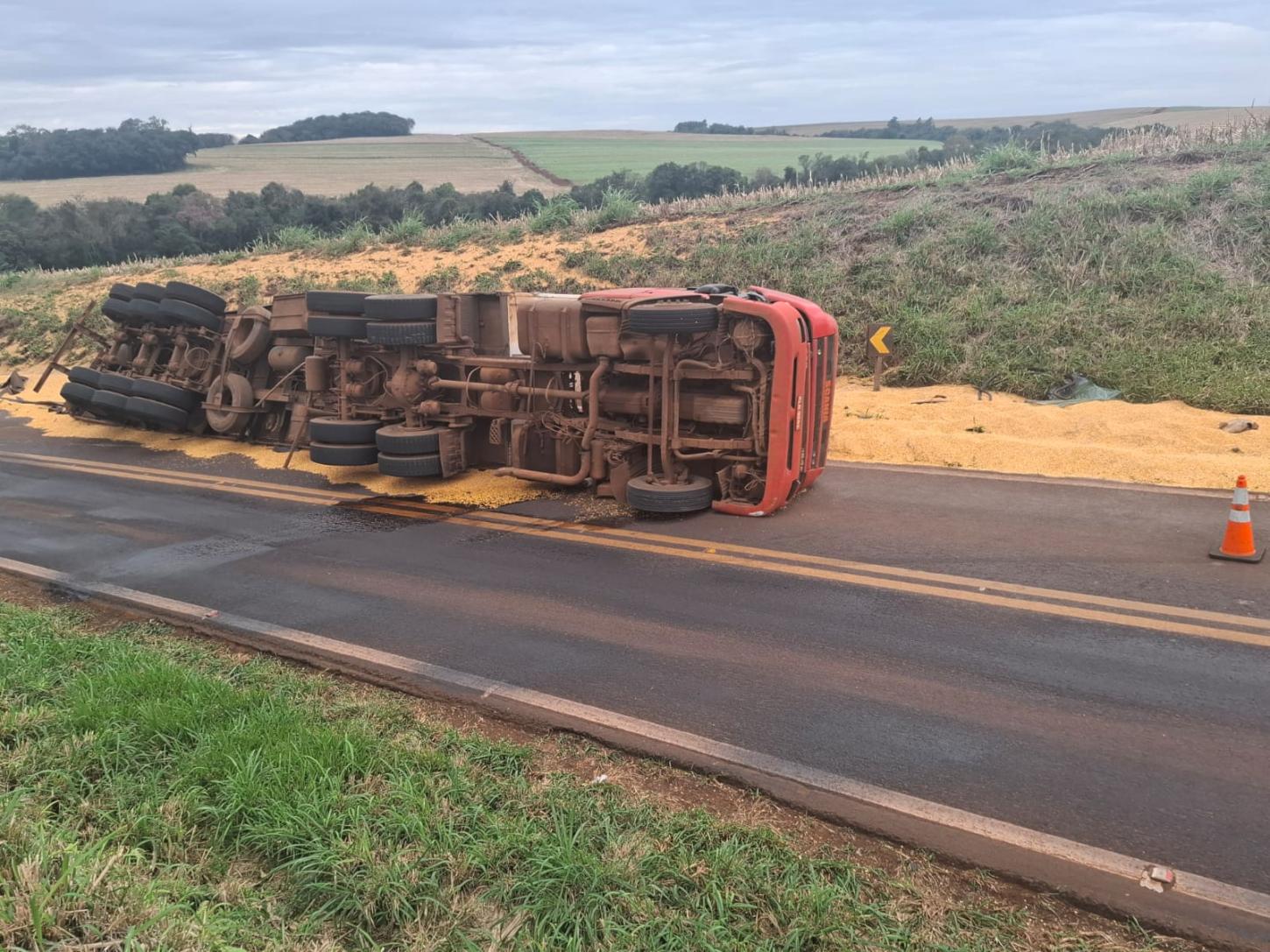 Caminhão carregado com milho tomba na PR-581 e motorista fica ferido em Assis Chateaubriand