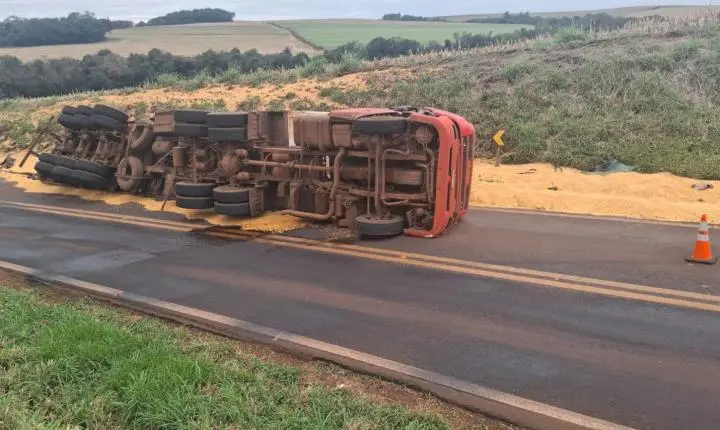 Caminhão carregado com milho tomba na PR-581 e motorista fica ferido em Assis Chateaubriand
