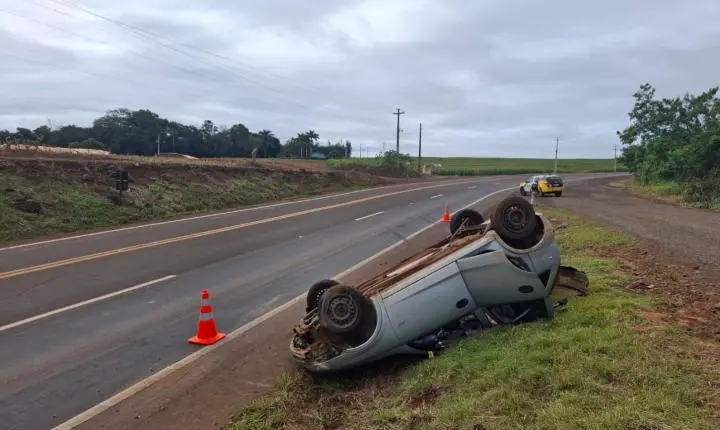 Capotamento deixa cinco pessoas feridas na PRC-467, em Marechal Cândido Rondon