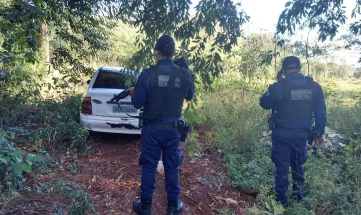 Guarda Municipal recupera carro furtado escondido em área de vegetação no bairro Pinheirinho, em Toledo