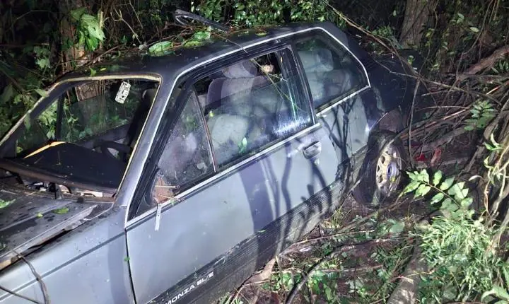 Motorista fica ferido após sair da pista e bater contra árvores na PR-364, em Palotina 